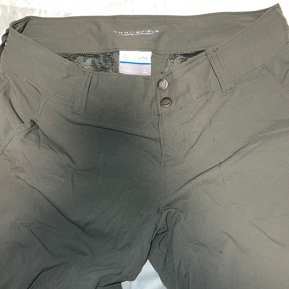 Size 4 Columbia hiking pants/shorts (detachable)